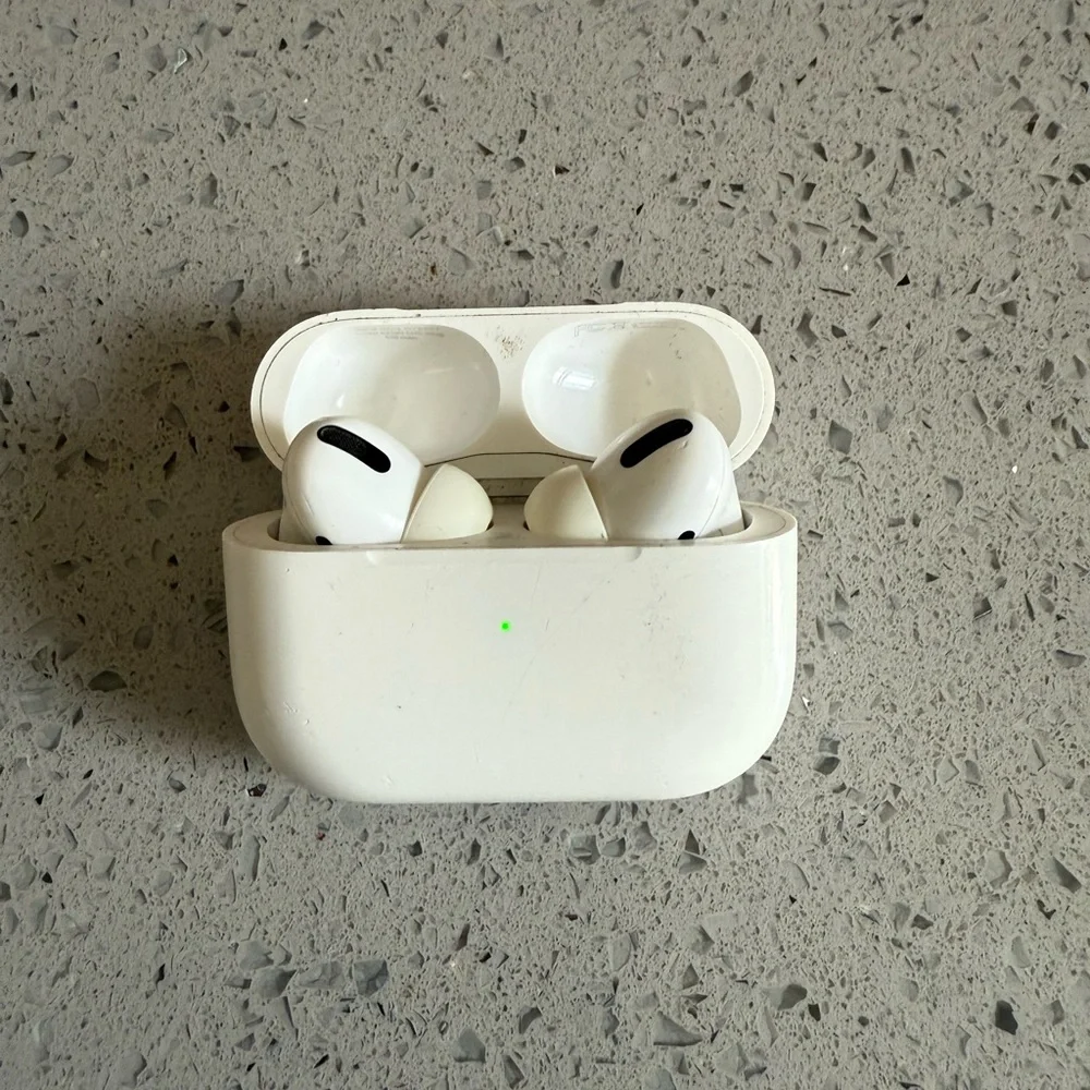 Apple AirPods Pro with Charging Case - Picture 6 of 6